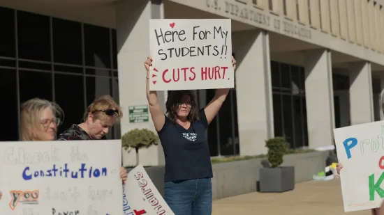 嘉理证券 联邦法官命令特朗普政府恢复教育部雇员职位