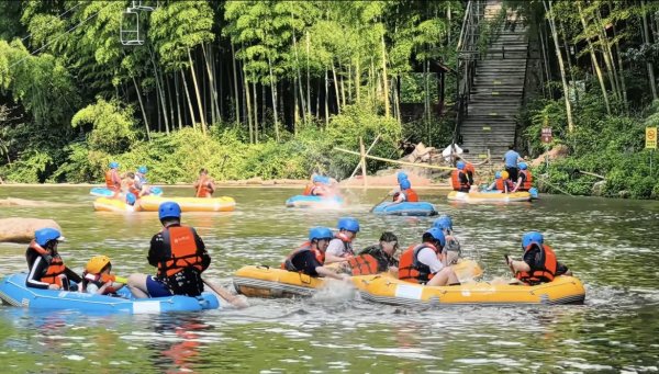 恒正网配资 女子在浙江景区漂流被男孩扔石头砸伤头部 景区：警方已立案，双方赔偿未达成一致