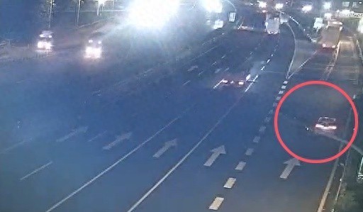 嘉正网 事发上海往金华高速上！新能源车突然“罢工”，男子蛮力推行2公里到服务区……