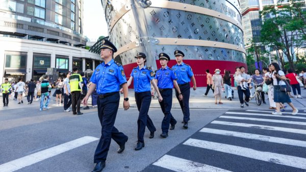 大福证券 终于有人管了！LV巨轮成热门打卡点后，商拍团队涌入，直到他们出手……